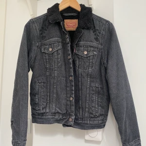 Levi’s sherpa trucker jacka  - Levi’s sherpa trucker jacka med broderi runt halsen 🖤Storlek M. Använd endast ett fåtal gånger. Jättebra skick.