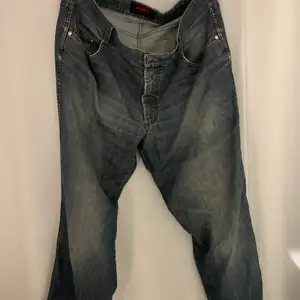 Vintage baggy jeans i märket Meyer. Storlek står på typ Tyska W L 102/87 men skulle säga att det är som W L 44/42 killstorlek