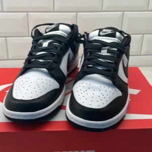 Nike Dunk Low “Panda” - Nike Dunk Low “Panda” Storlek 43. Helt oanvända  Dom är köpta från footlocker, kvitto finns såklart. Jag kan mötas upp i stockholm eller  så kan jag frakta dom på din bekostnad  om du vill se flera bilder eller om du har några frågor, hör av dig!