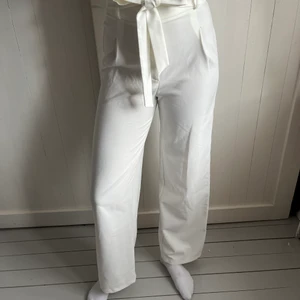 Kostymbyxor från Hanna Licious - Kostymbyxor från Na-Kd ifrån Hanna licious kollektion. I strl 36