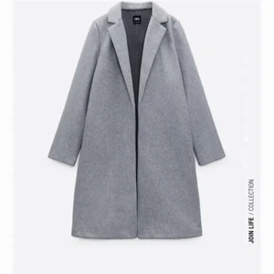 Kappa - Grå kappa från Zara i storlek M. Kommer inte till användning, den är nästan i nyskick! Skriv för fler bilder.