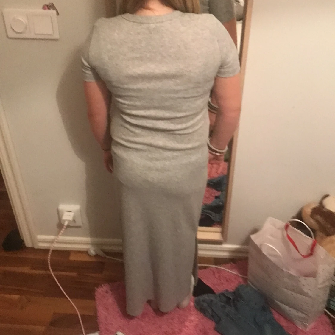 Ribbad grå långklänning med slits - 91