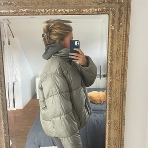 Puffee jacket - Stor varm jacka köpt på HM för ca 2 år sedan och finns ej på marknad längre. Väldigt bra skick och nästintill oanvänd. Pris kan diskuteras ❤️