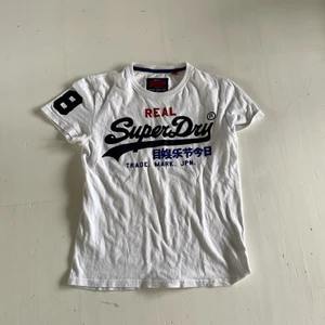 T-shirt - T-shirt från superdry  Jättebra skick knappt använd  Säljer pga kommer inte till användning  