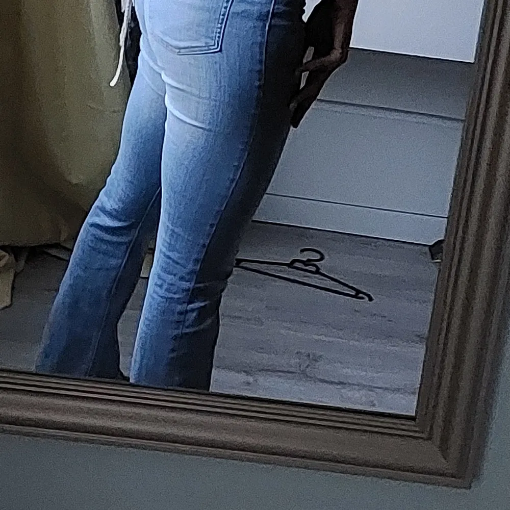 bottom cut, low waisted blue jeans i gott skick med ett stretchigt tyg. fickor bak och fram.  Storlek: 170  midja: 80 längd: 110  . Jeans & Byxor.