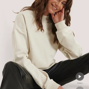 Sweatshirt  - Beige sweatshirt ifrån NA-KD i storlek s men är oversize
