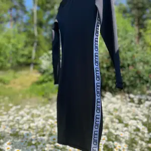 Säljer nu min suuuuuper fina märkes klänning från AIM’N! Använt 1-3 ggr. Säljer för att jag inte använder den längre! Jätte snygg svart tajt klänning! 