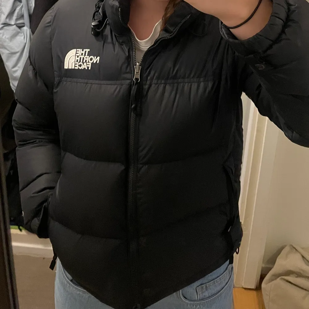 En svart north face nuptse puffer. I super bra skick förutom litet hål på armen som jag fixat med tejp men som såklart kan fixas snyggare. Hör av er med frågor!🥰. Jackor.