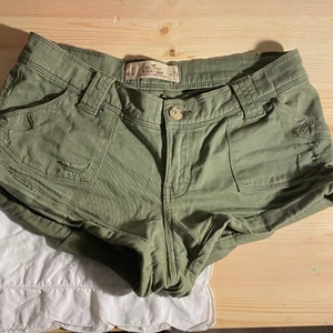 Low waisted Hollister shorts! - Ass snygga Hollister shorts! Väldigt low waisted, inga defekter. Säljer då det inte är min stil längre! Kan frakta (köparen står för frakt) eller mötas upp i Stockholms TC:) TRYCK INTE PÅ KÖP DIREKT!