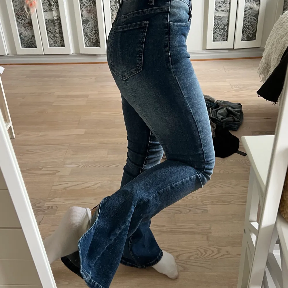 Mörkblåa jeans från SHEIN i storlek S. Slits nertill, se bild 3.   Säljaren står för fraktkostnaden. Kolla gärna in mina andra annonser - rensar garderoben!💓. Jeans & Byxor.