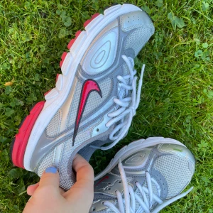 Vintage nike - Nikeskor i en lite äldre modell, jättebra skick och hur sköna som helst! Nikeloggan är i vinyl och så har de snygga silverdetaljer. Tycker att de passar bra ihop med allt och liknar new balance 530 ❤️‍🔥Skriv för fler bilder! Frakten är 66kr :)