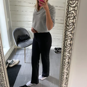 Kostymbyxor  - Superfina kostymbyxor från Vero Moda, knappt använda. Jag är 177cm och säljer pga lite för korta. Nypris 399kr 