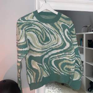 Grön stickad tröja i fint skick, inte kommit till användning 💕