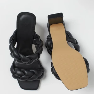 Slutsålda klackskor  - Jag säljer mina super fina klackskor från H&M (slutsålda). Då det inte kommer till användning. Buda med minst 10kr 