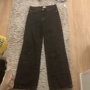 Lager 157 jeans  - Fina grå/svarta jeans. De är vida längst hela benen! Super fina. Säljer pga att de är för stora för mig. Köparen står för frakt!