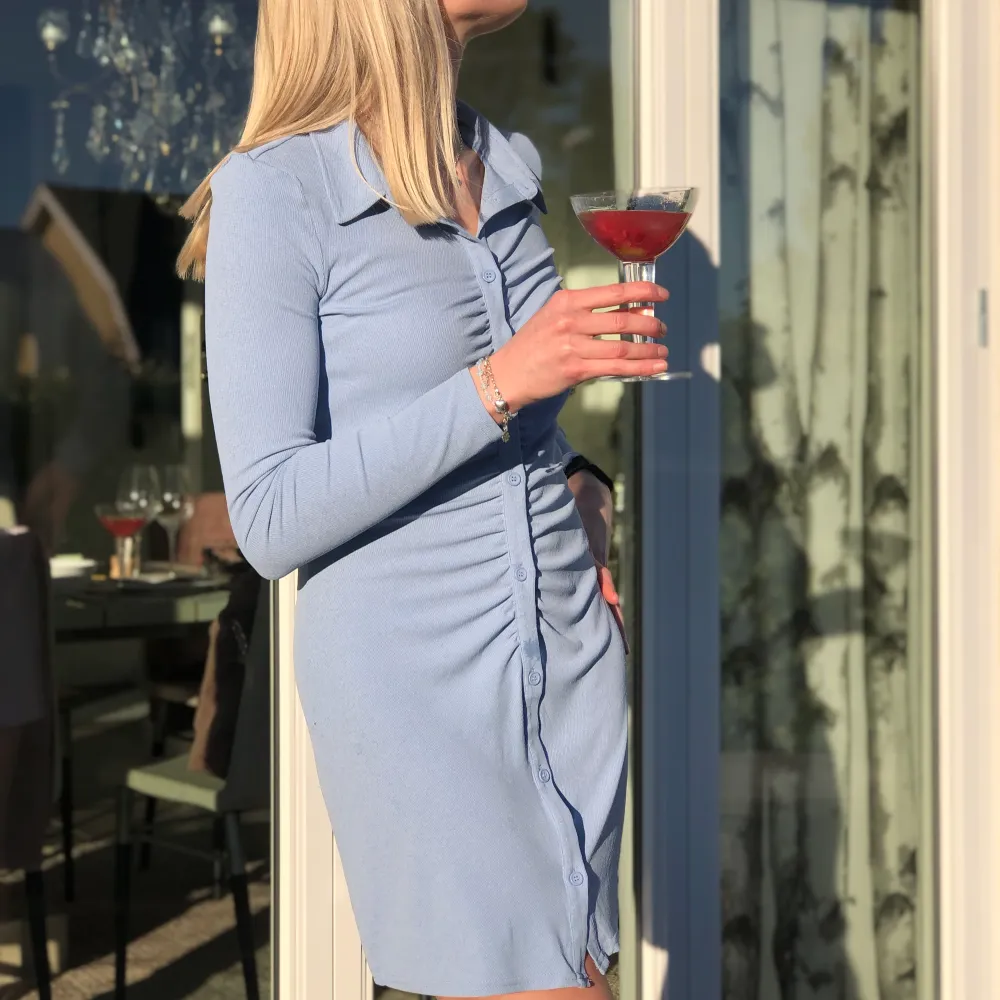 Superfin blå långärmad klänning från H&M med knappar framtill💙Storlek M men passar även mindre. Ny, endast använd en gång!☺️. Klänningar.
