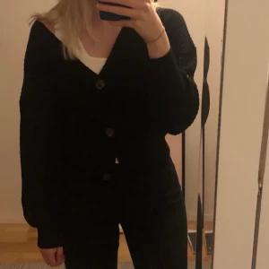 Stickad kofta - En svart stickad kofta som är lite åt det croppade hållet🫶🏻endast använd en gång och säljer då den inte används!