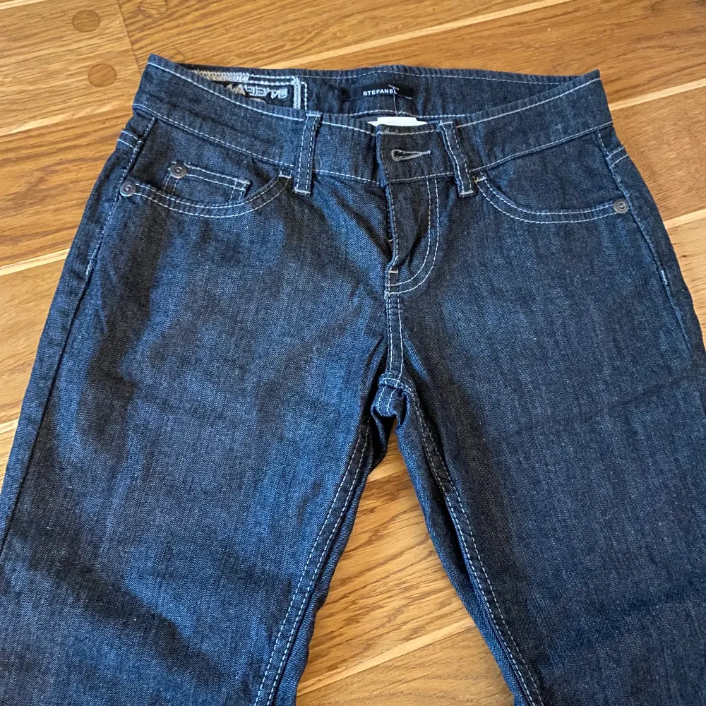 Säljer mina fina stefanel jeans. I nyskick , bara testade en gång och har kvar prislappen. Vet tyvärr inte vilken storlek dom är pågrund av att det inte står men skulle säga att dom passar som 32/34 ungefär 💞. Jeans & Byxor.