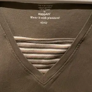 Säljer detta linne från Kappahl i storlek 40/42. Jag har storlek S men använder denna som en oversize eller brukar stoppa upp den som ni ser på bild 3.  39kr frakt med postnord:)