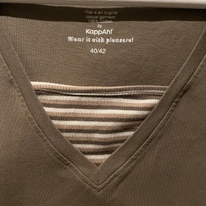 Linne :) - Säljer detta linne från Kappahl i storlek 40/42. Jag har storlek S men använder denna som en oversize eller brukar stoppa upp den som ni ser på bild 3.  39kr frakt med postnord:)