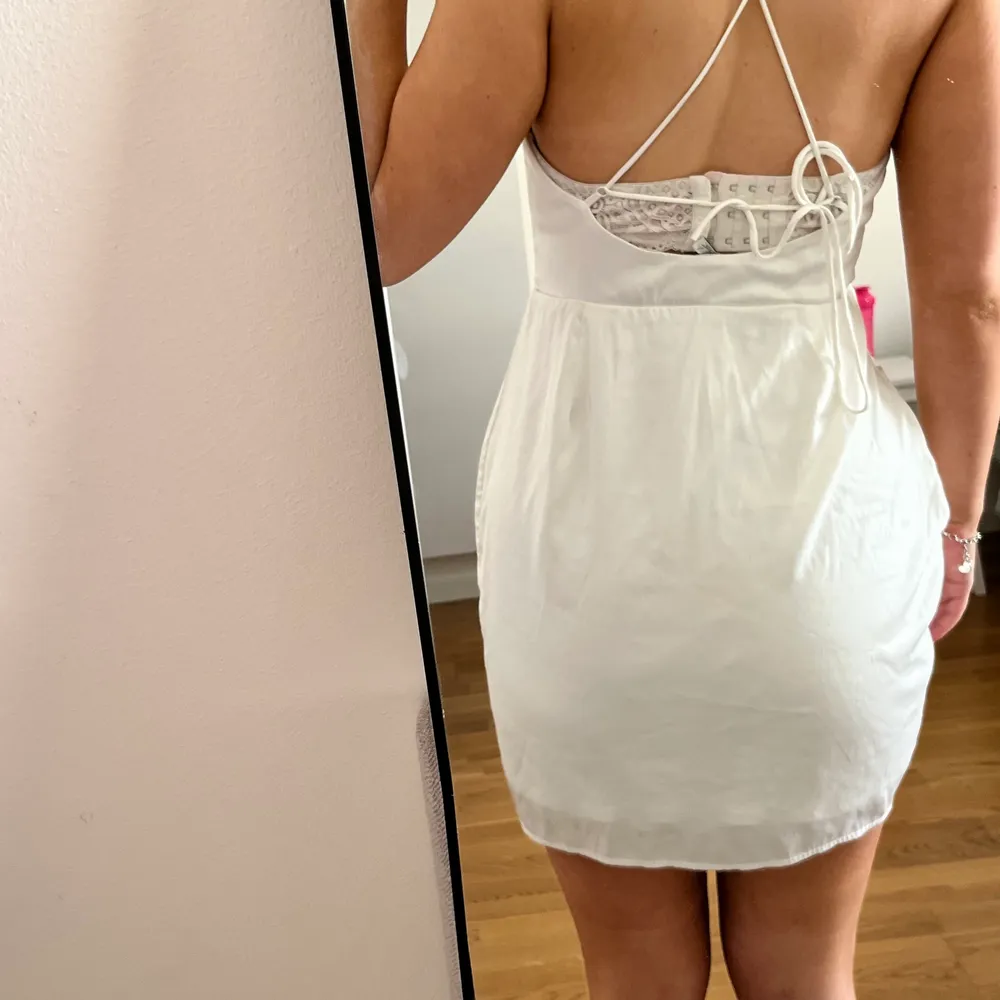 Jättefin klänning från Nelly i storlek 42. Älskar den här klänningen men den har tyvärr blivit för stor. Använd men i bra skick. Köpt för 349kr  📍Möts upp i Stockholm/Södermalm eller Åkersberga.  💌 Köparen står för frakten   ❌ köpt är köpt . Klänningar.