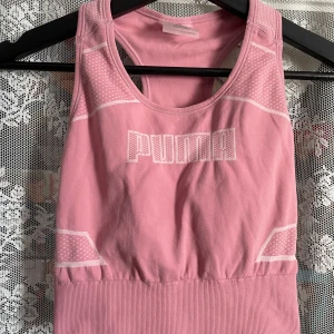Puma sport bh - Rosa strechig sport bh från puma i fint skick. Katt i hemmet. Köparen står för frakten. (Finns matchande leggings i small på min sida.)