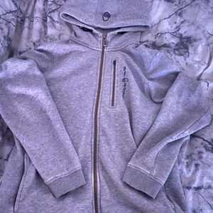 sail racing zipup-hoddie - köpt från kidsbrandstore för 999kr å säljer för 400kr. Inte använd så många gånger och har inga skador eller hål. Du som köper står för frakten.
