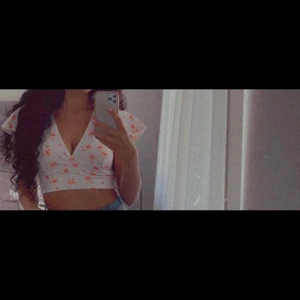 Blommig topp - Passar XS/S/M. Strechig och bekväm material. 