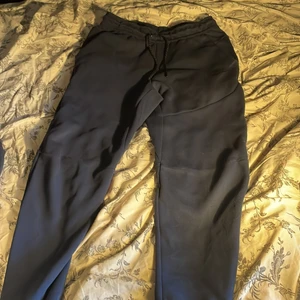 Nike tech - Säljer Nike tech för jag tröttnat på dom. Byxor är storlek s och tröja storlek xs 