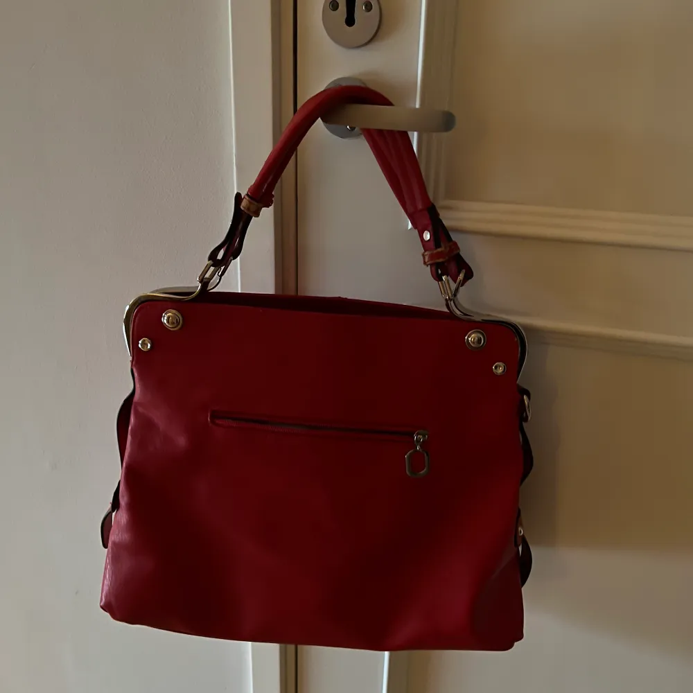 Säljer denna coola röda skinn väskan då den tyvärr inte kommer till användning, väldigt rymlig och bra storlek. Ingår ett långt band till väskan också. Skriv vid intresse eller frågor! 😊. Väskor.