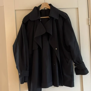 Arket short trenchcoat - En superfin kort trenchcoat från ARKET!❤️‍🔥🤍