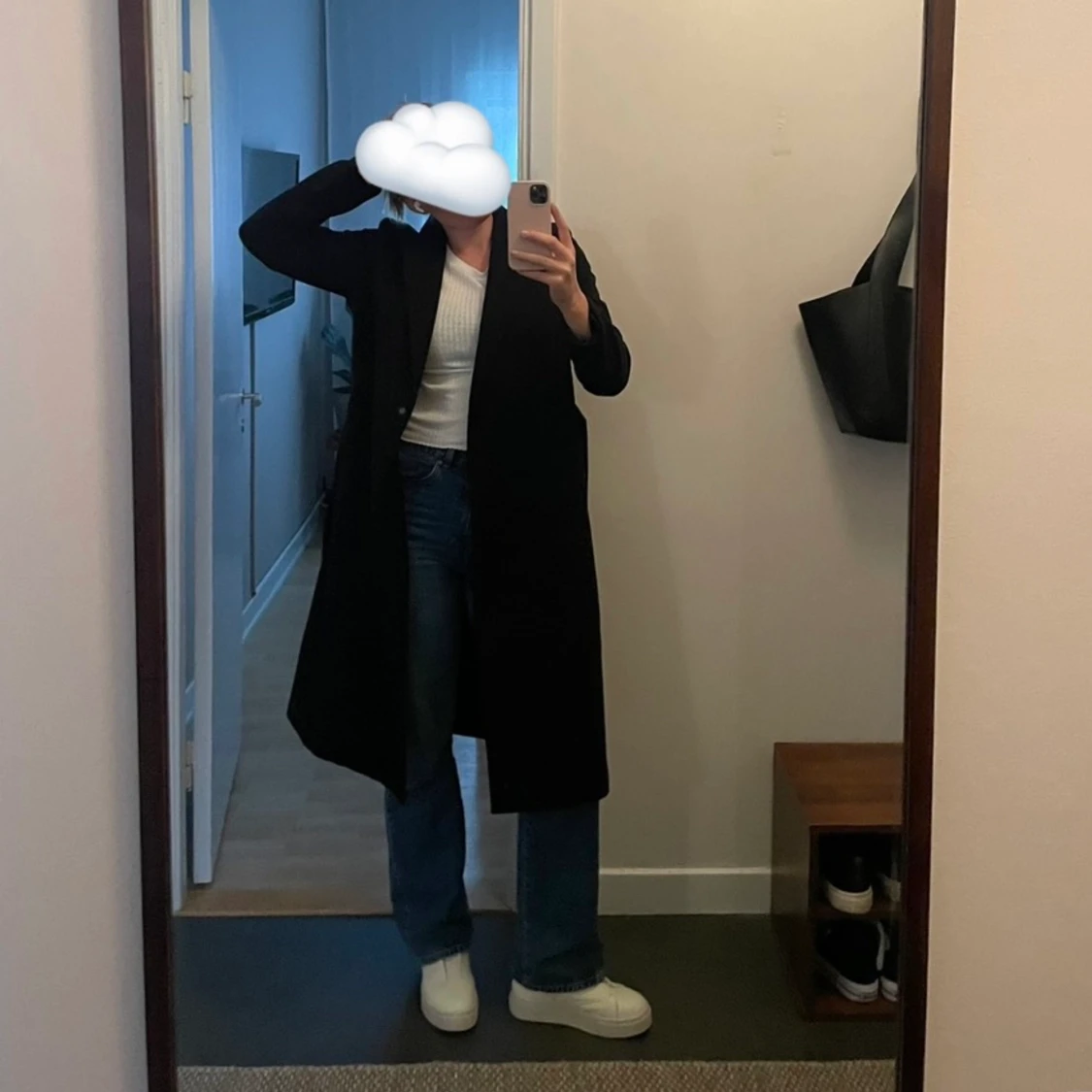 Lång svart kappa med bälte i midjan