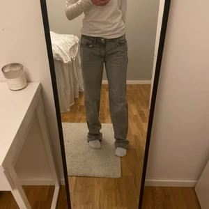 Low waist jeans gina tricot  - Säljer dessa jättefina lågmidjade jeansen från ginatricot i storlek 34. Jeansen är helt slutsålda. Säljer jeansen då det är förstora. Säljer för 500+frakt. Kontakta vid intresse💕