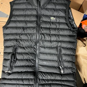 Lacoste väst  - Lacoste väst i storlek m. Säljer den för 400kr.