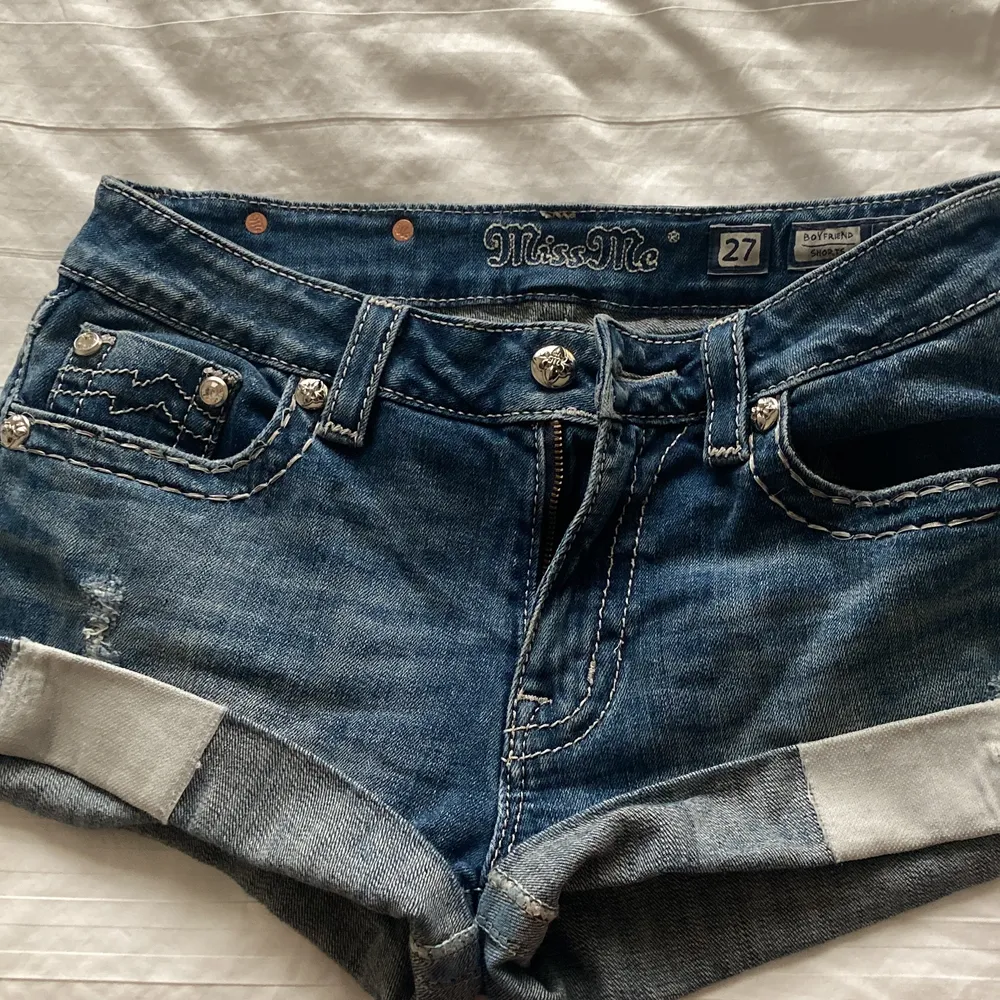 Supersnygga MissMe shorts i jättabra skick💕  *Kolla andra annonsen för fler bilder*💕 ⚡️Högsta bud: 270⚡️. Jeans & Byxor.