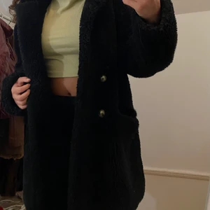 Pälsjacka - Säljer min oversize fluffiga jacka i storlek 40. 