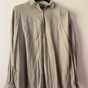 Skjorta - En beige skjorta ifrån bik bok i storlek L. Endast använd 1 gång och är i fint skick! 