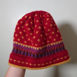 Stickad mössa - En mönstrad, stickad mössa🌿