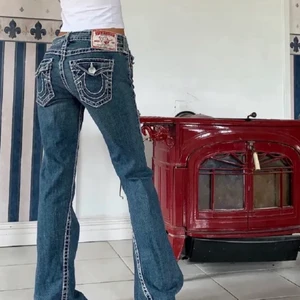 Säljer mina lågmidjade jeans  - Obs! Desaaa bilder är från gamla ägaren. Säljer mina jeansen pågrund av att dom är för korta för mig. Nästan helt nyskick. Passar absolut till storlek 34. Dom är lågmidjade!!😍