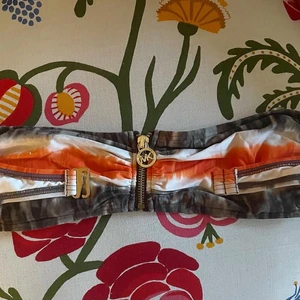 Michael Kors bikinitopp  - Knappt använd Michaelkors bikinitopp, har även tillhörande band. Storlek XS men passar S och M