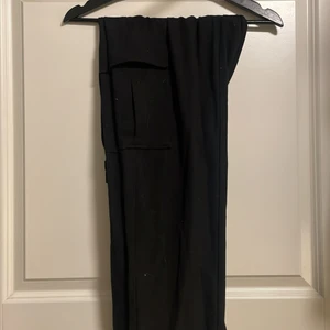 Svarta cargo  - Svarta mjukis cargo från Only -stl 38 -nytt skick -nyköpt 500kr