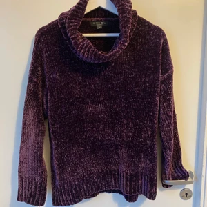 Varm Tröja med Krage(?) - Super skön stickad tröja!!!! Super mjukt tyg och är väldigt varm, speciellt med den höga kragen (?) runt halsen! Super mysig på vintern Använder den dock så sällan för har så många liknande  Köparen står för frakten