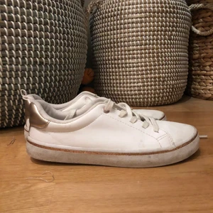 Hm skor - Hm skor med lite guld detaljer i storlek 37