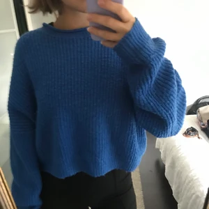 Stickad tröja - Superfin mörkblå croppad tröja från asos💕