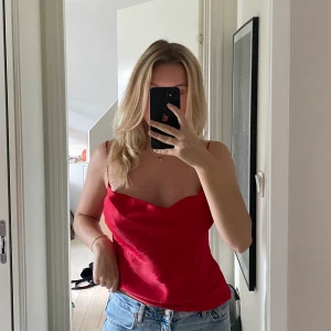 Linne i satin - Superfint rött linne i satin från zara. Storlek S