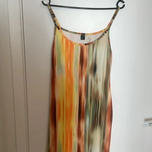 Klänning  - Riktigt snygg klänning aldrig använd lite tajt i storleken 