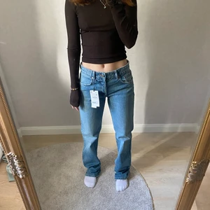 Zara jeans full length - Oanvända Zara jeans i storlek 38, tyvärr för långa för mig som är 164cm💞 hör av dig för mer info