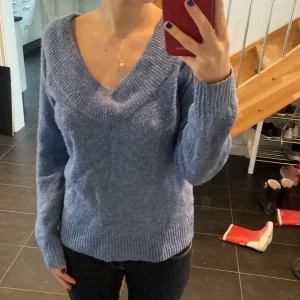 STICKAD V-RINGAD TRÖJA (S) - Mysig v-ringad tröja i stickat tyg som passar perfekt till hösten. Bra skick, bara används några gånger. 