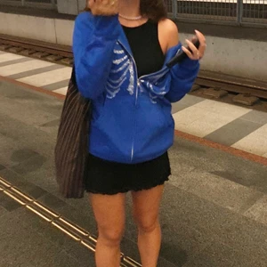 Blå Rhinestone Hoodie  - Säljer min blå rhinestone hoodie då den inte kommer till användning längre. Storlek S unisex och passar mig perfekt som är 164 cm. Skriv gärna privat för fler bilder eller andra frågor! Utgångspris 600kr men buda gärna! (köparen står för frakten på 66kr)