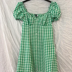 Rutig grön klänning  - En grön rutig klänning från hm, s. 38 men liten i storlek. Aldrig använd. 